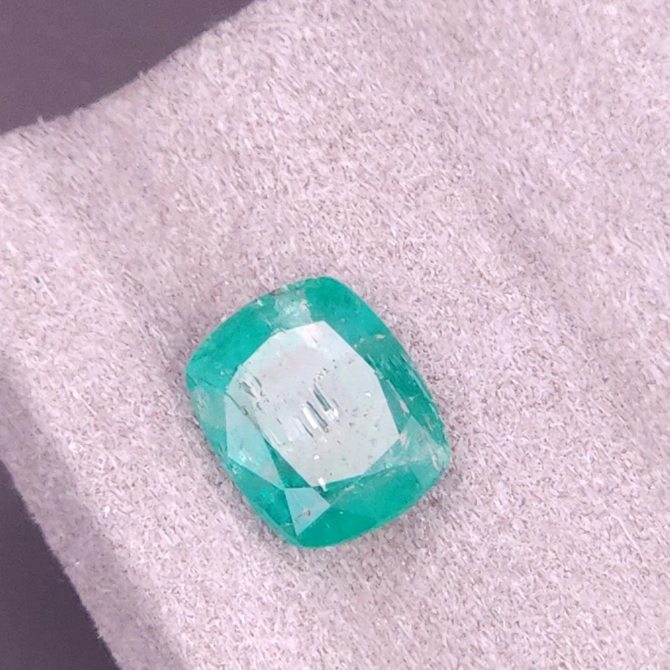 Esmeralda Panjshir natural de 2,59 quilates con certificación GGI en corte cojín Foto 2 de 4