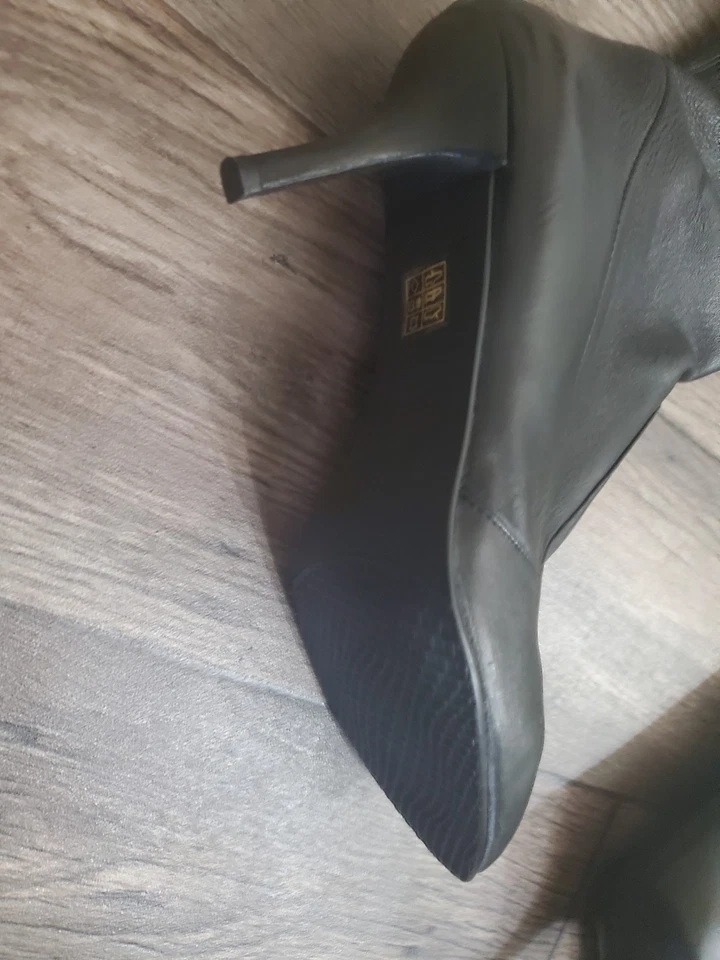 NUEVAS Botas por encima de la rodilla Stuart Weitzman Tiemodel | Declaración icónica de cuero Foto 2 de 4