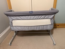 Comodino Chicco Next 2 Me Dream grigio bianco con materasso e borsa da viaggio