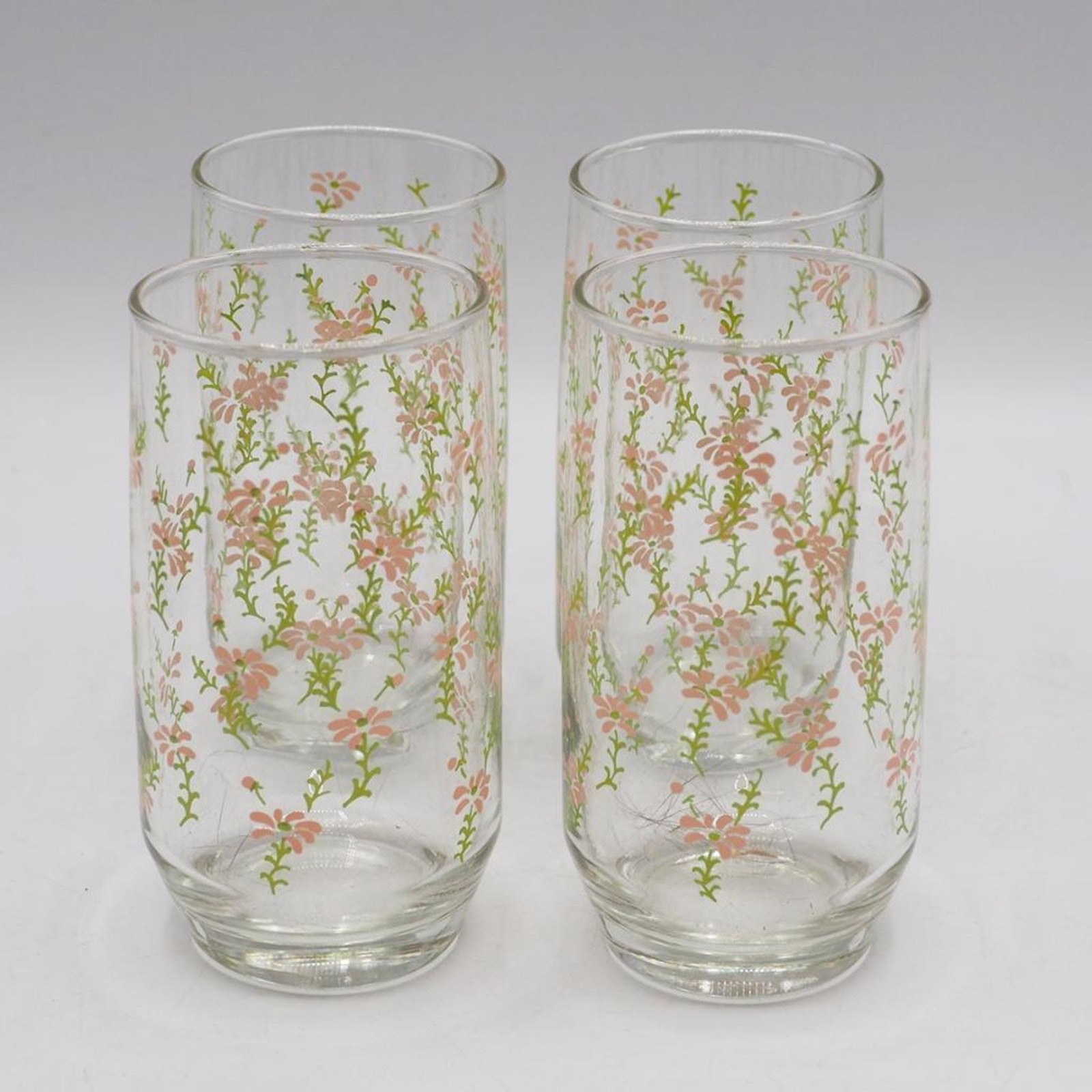 Vasos De Bebida Con Flores Rosadas Y Tallos Verdes