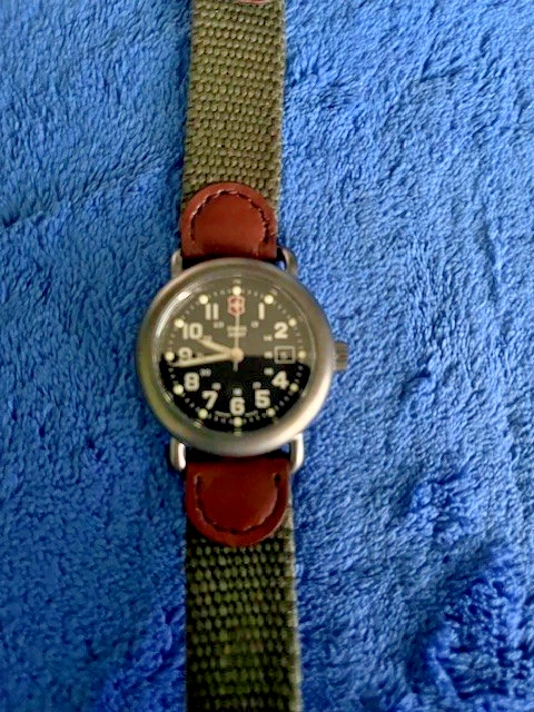 Victorinox 瑞士陆军骑兵手表女式 31 毫米日期瑞士制造 — 第 4/4 张图片