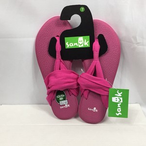pink sanuk flip flops