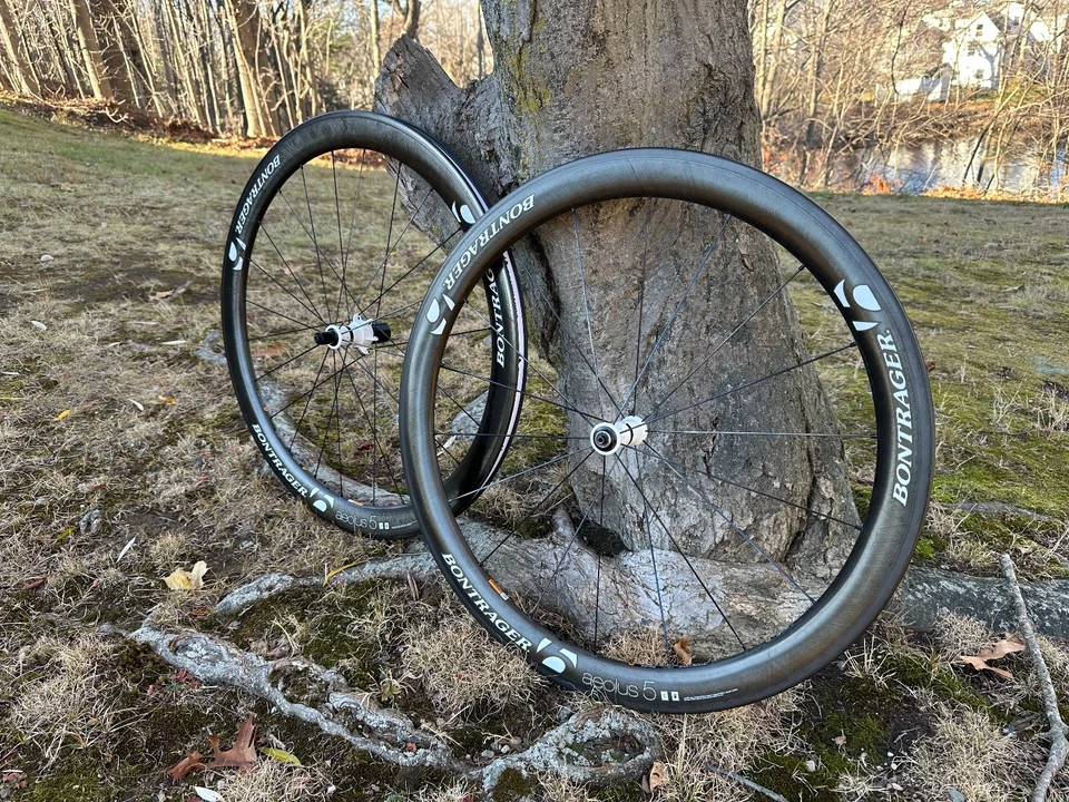 Conjunto de rodas de freio Bontrager Aeolus 5 carbono clincher estrada aro QR 700c - Imagem 3 de 4