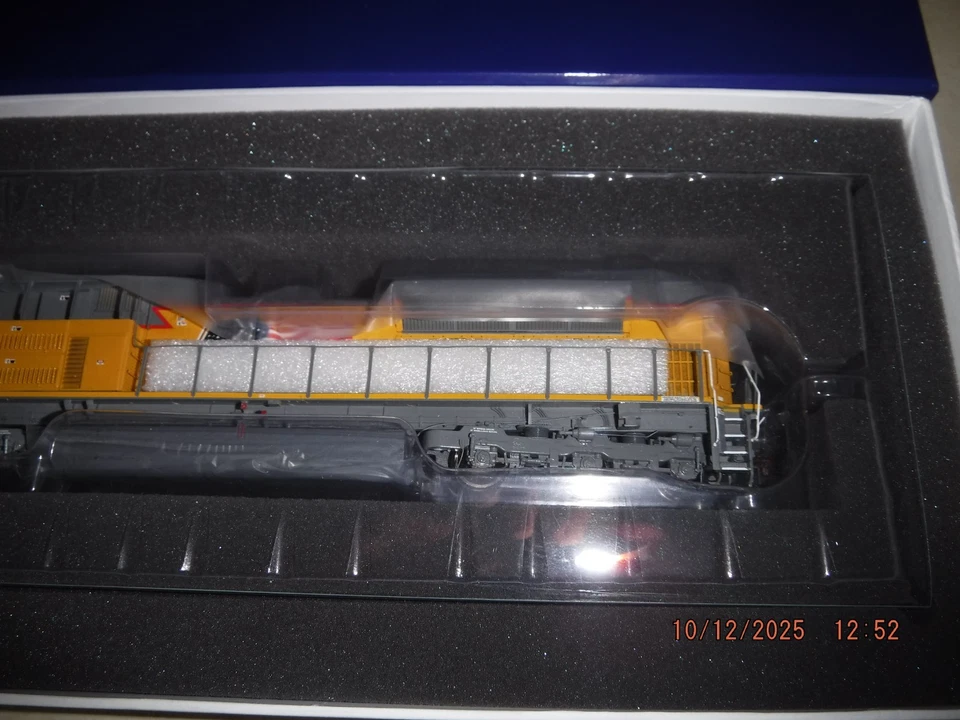 ATHEARN GENESIS HO UNION PACIFIC SD70ACe LOCOMOTIVE #8365 - ITEM #G68521 - NEW! - Image 4 of 4