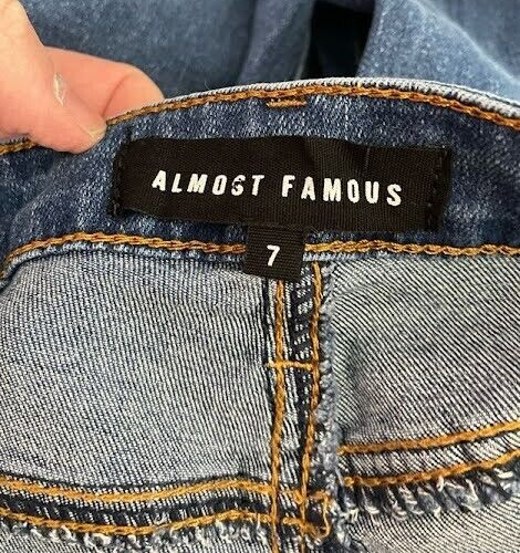 Jeans a gamba svasati nuovi con etichette Almost Famous taglia 7 effetto invecchiato - Foto 8 di 13