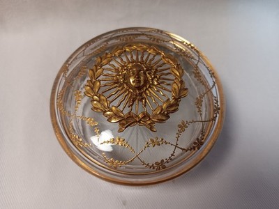 Frankreich 19. Jhdt. Glasdose Deckeldose Metall vergoldet Apollo Kopf Girlanden