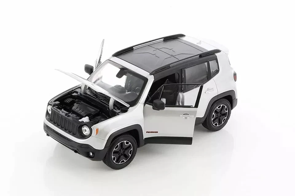 2017 Jeep Renegade Trailhawk 1/24 Scale Diecast Model by Welly - SILVER w/ BOX - Image 4 of 4