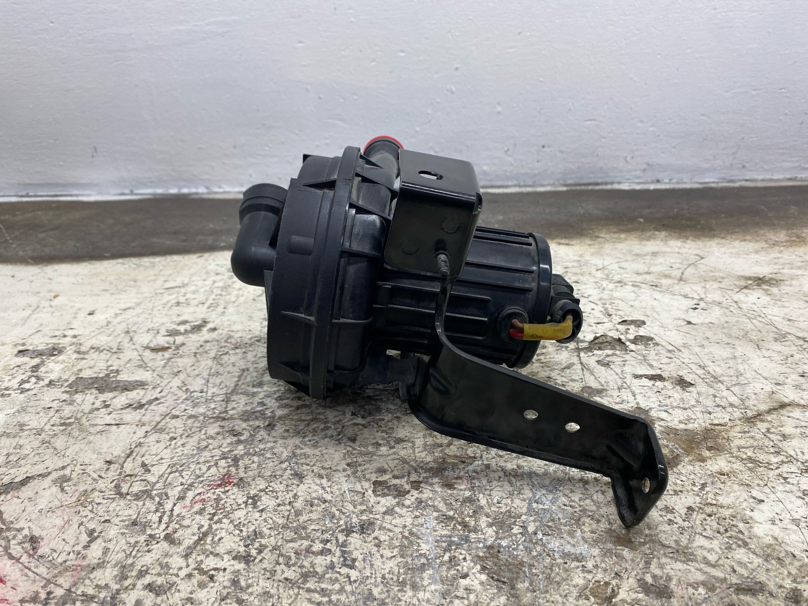 2010-2020 BENTLEY MULSANNE OEM FRONT LEFT SECONDARY INJECTION PUMP W/ BRACKET