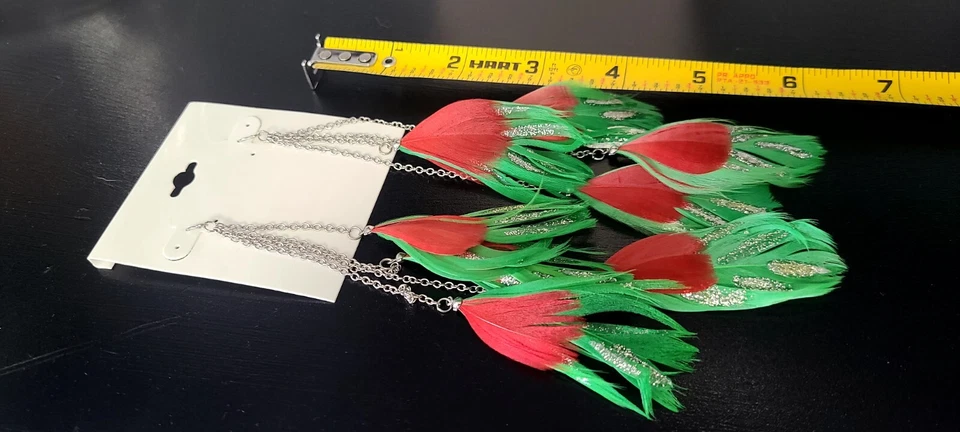 Pendientes de gancho colgantes largos plumas verdes y rojas con brillo Navidad Foto 3 de 4