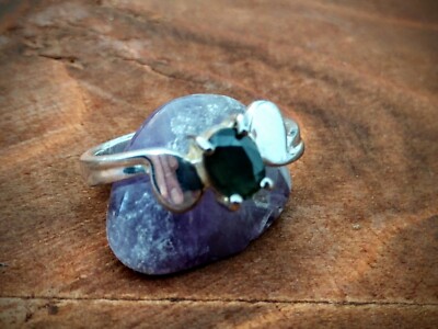  925 Sterling Silver Pretty & Unique Overlap Ring w Beautiful Deep Green Stone ~