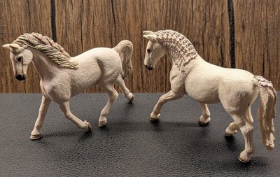 Schleich Pferd 13819 Lipizzaner Stute 2016 + 13858 Holsteiner Stute 2017 Farm