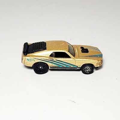 Hot Wheels Gas Station Playset Exclusive '70 Mustang Mach 1 Diecast Car Gold