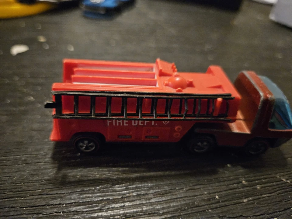 Hot Wheels Redline Heavyweights Fire Truck Red Vintage Mattel 1969 - Image 2 of 4