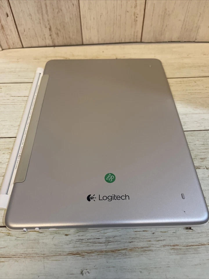 Logitech Ultrathin Magnetic Clip-On Keyboard Cover for iPad Air 2 White - Image 3 of 3