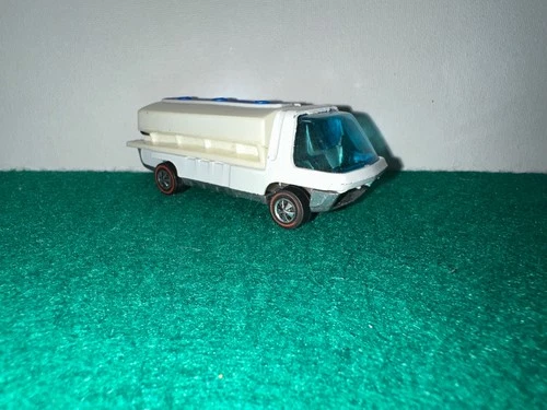 RED LINE Hot Wheels "The Heavyweights" Liquid Tanker Truck with Hoses - White