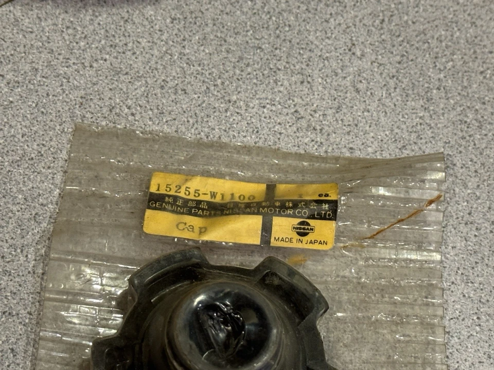 Tapa de aceite Nissan Datsun NOS 15255-W1100 200SX, 280ZX, 720, 810, Pulsar Foto 2 de 3