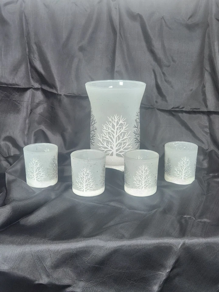 Juego de jarrón y candelabro de Navidad Pier 1 vidrio esmerilado votivo plateado y blanco... Foto 2 de 4