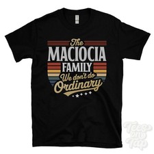 MAGLIETTA LA FAMIGLIA MACIOCIA NON FACCIAMO ORDINARIA cognome clan nome papà regalo