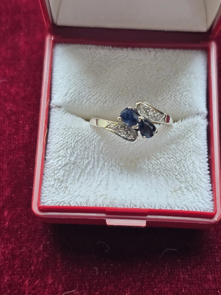 Hübscher Weißgoldring 585/14 Karat mit Saphir und Diamanten