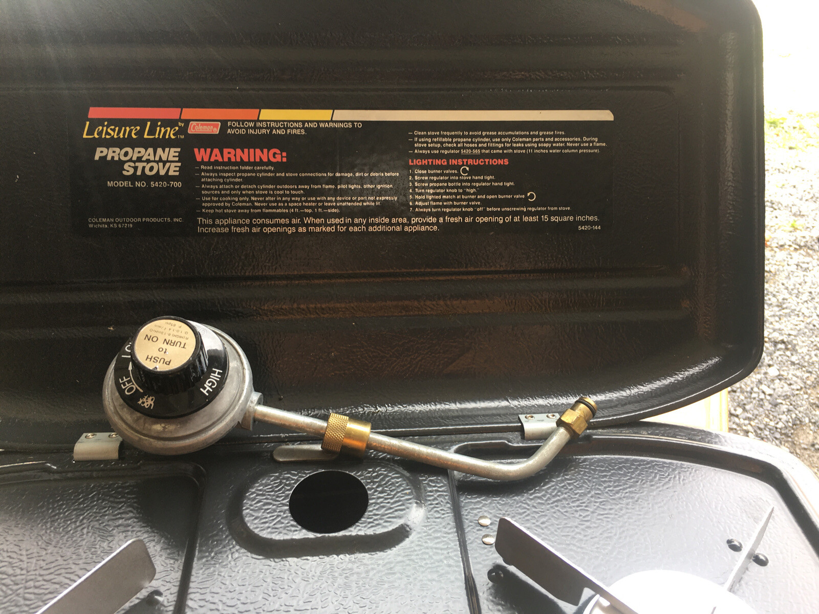 COLEMAN 2BURNER "LEISURE LINE" PROPANE STOVE 5420700 With Regulator