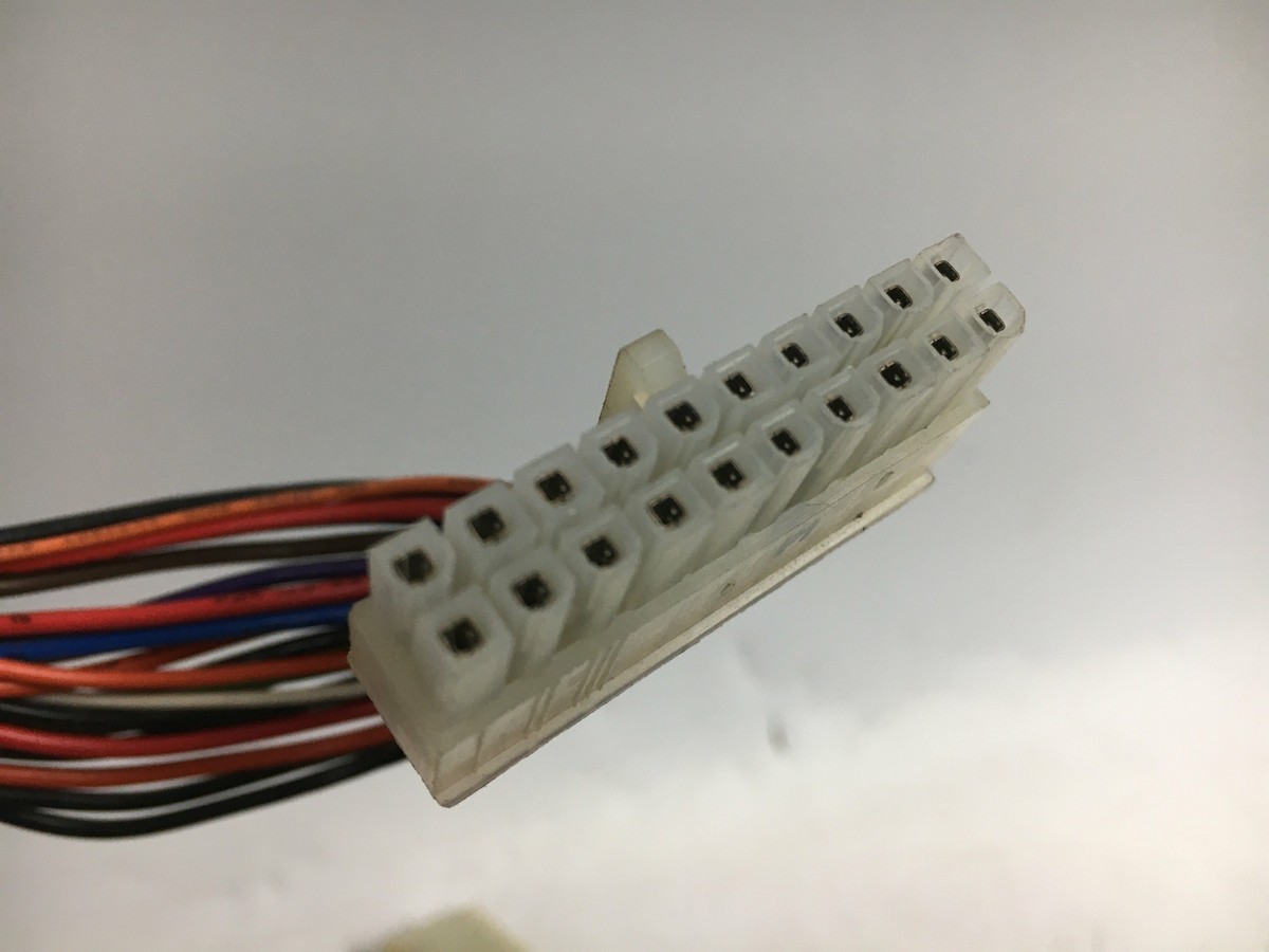 Alimentatore WINTOP 235W ATX – 20 Pin, 4xMOLEX, 2xFDD, Usato Ma Mai Aperto