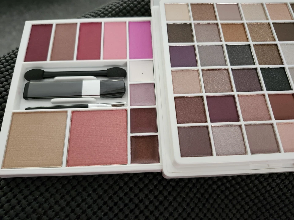 NUEVA Mega Paleta de Maquillaje Avon Oh What Fun Vacaciones Navidad  Foto 3 de 4
