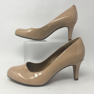 clarks tan pumps