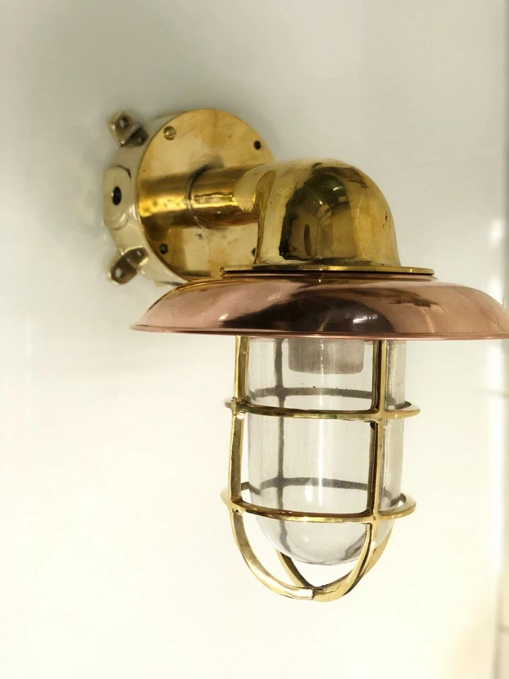 Moderno juego de 2 luces de pared cisne de latón con pantalla de cobre y caja de conexiones Foto 3 de 4