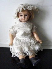 Jolie poupée Ancienne tout en composit papier maché hauteur 32 cm.