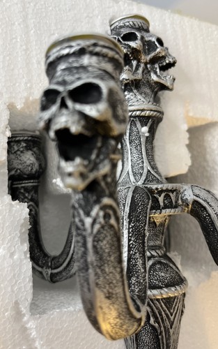 Candelabro Calavera LED Spirit Halloween Funciona con Pilas Metal 5 Velas Decoración - Imagen 9 de 10