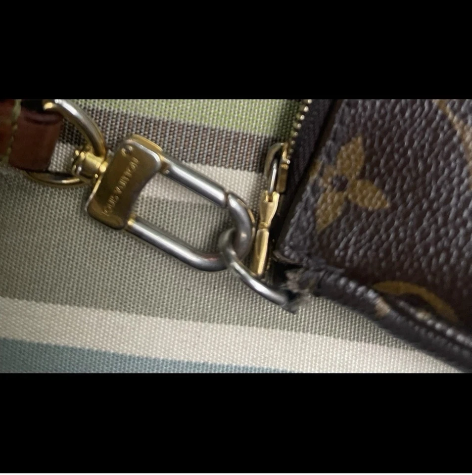 CROSSBODY POUCH WITH COIN PURSE- LOUIS VUITTON - Hunter green strap - Image 4 of 4