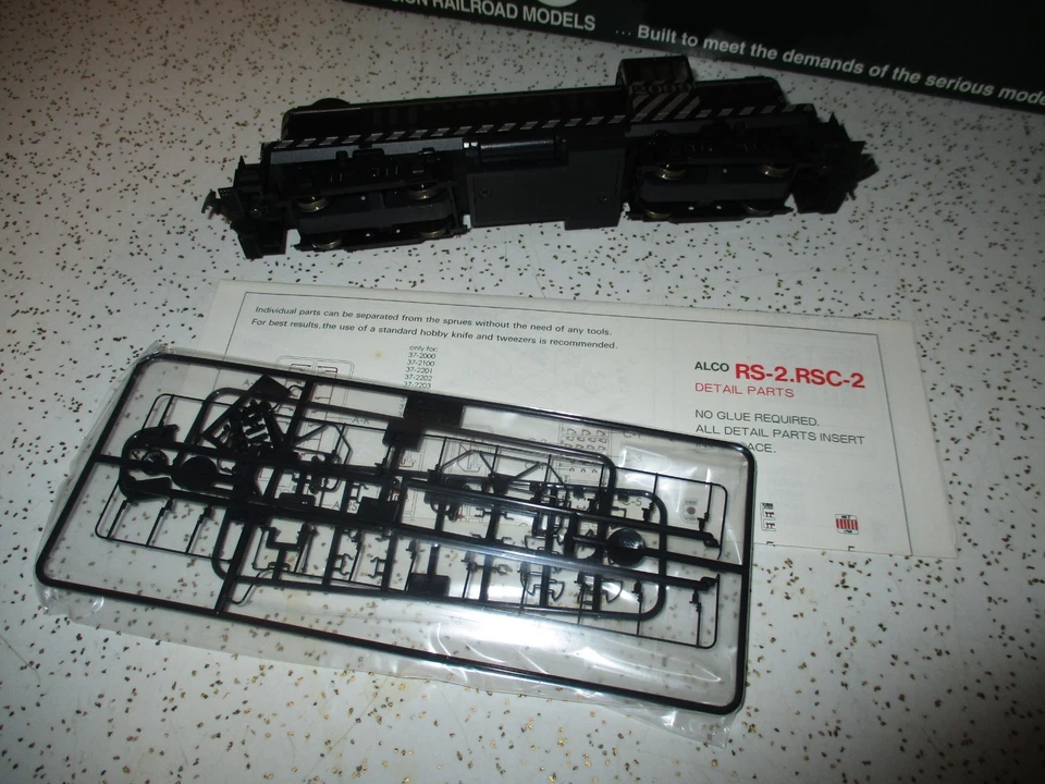 Kato 37-2501 HO Alco RS-2 Diesel Locomotive #2099 Santa Fe - Image 4 of 4