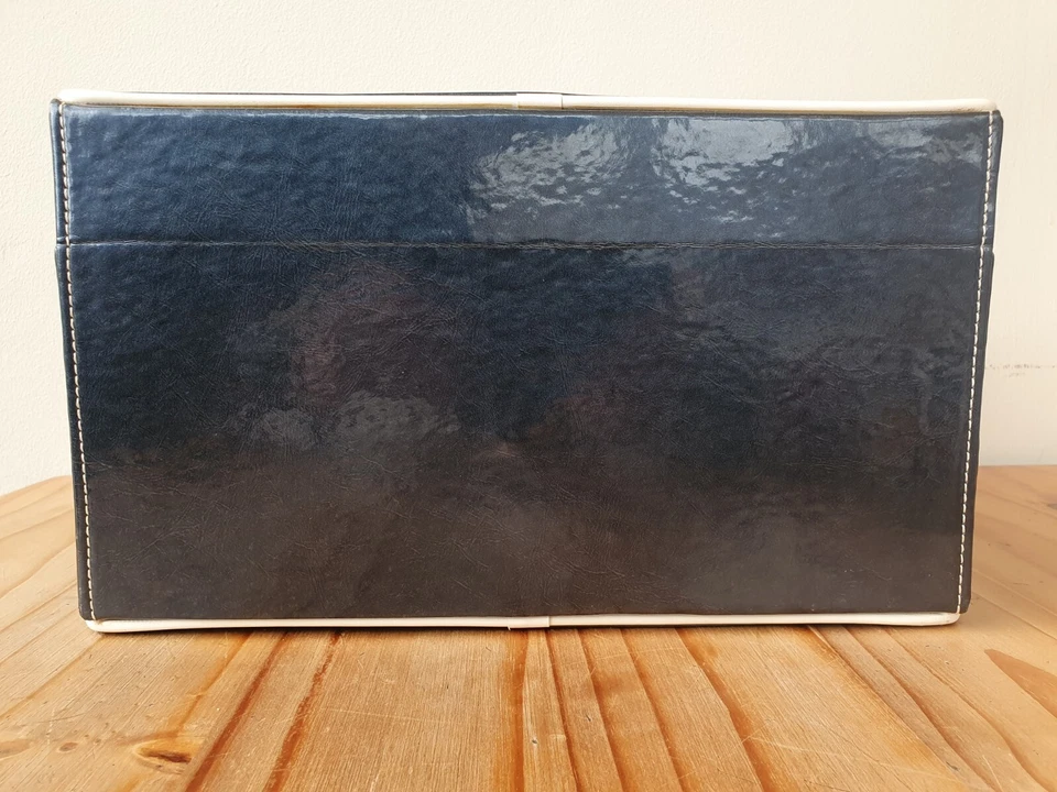 Impresionante Estuche Tren/Vanity Azul con Borde Blanco Estilo Años 50 Forma Medio Círculo En muy buena condición Foto 4 de 4