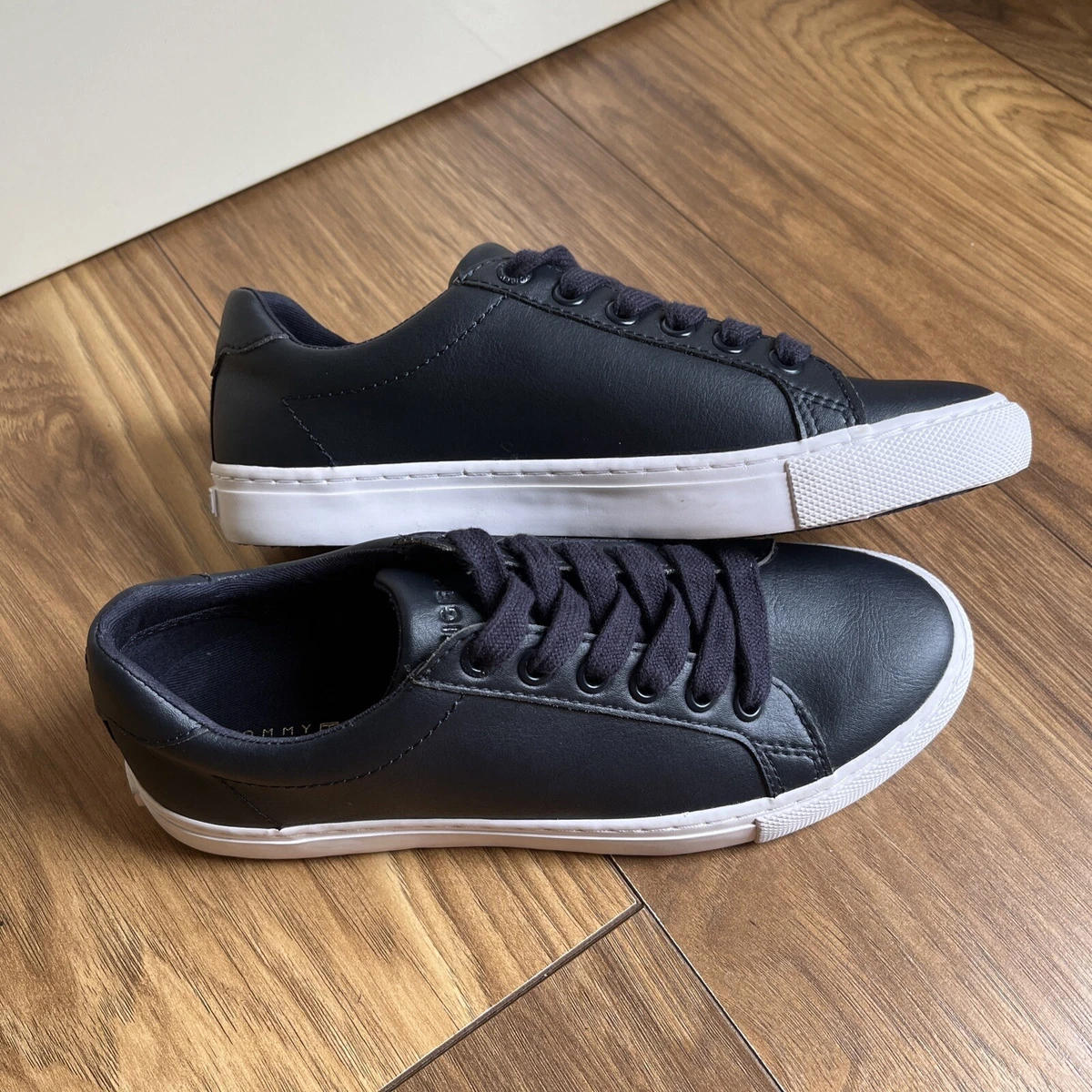 Tommy hilfiger trainers size 4 discount