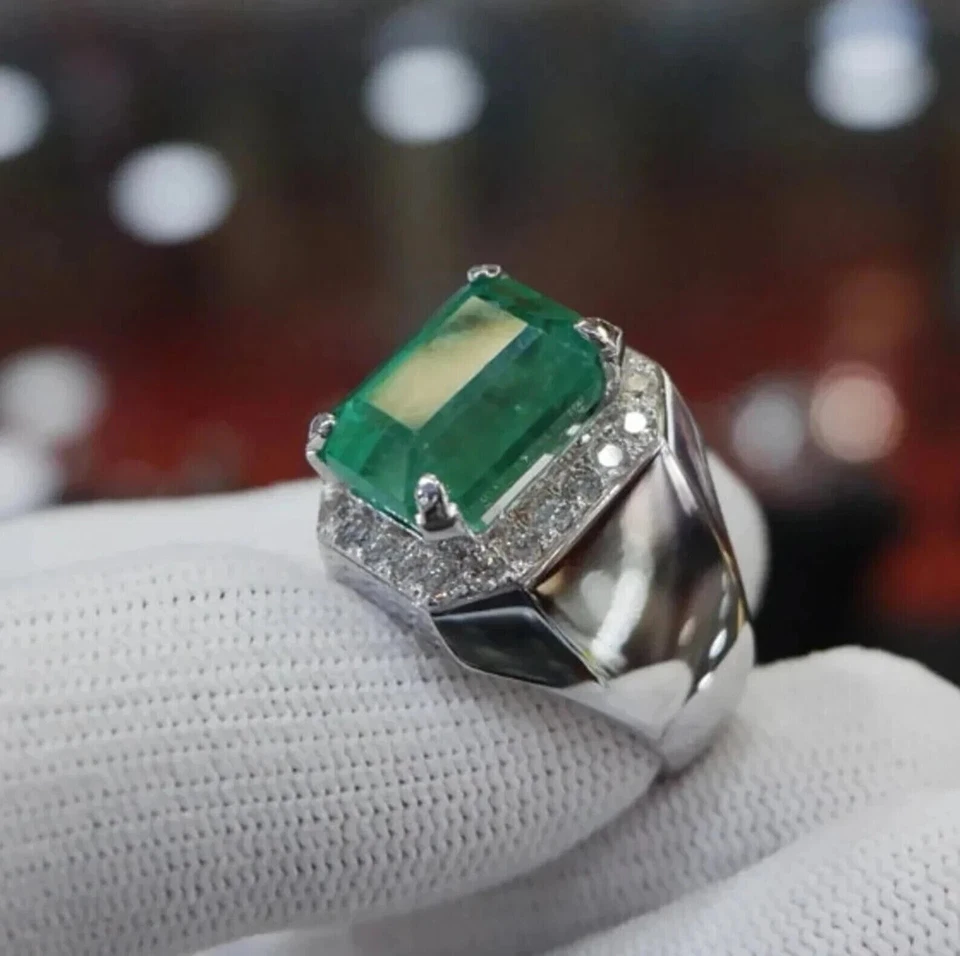 Alianza de boda para hombre esmeralda verde simulada corte esmeralda de 4 quilates enchapada en oro blanco de 14 quilates Foto 3 de 4