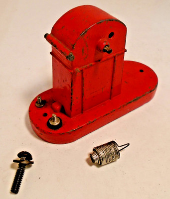 LIONEL 152-5  OPERATING  CROSSING GATE  BASE WITH GOOD STUDS - PLUS
