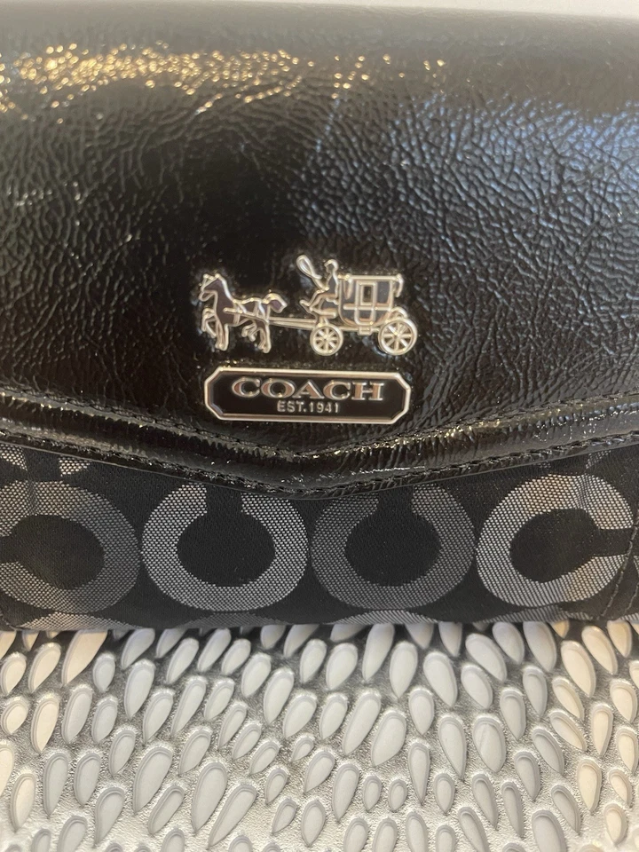 Cartera sin asas Coach Madison Op Art punteada firma triple pliegue cuero jacquard Foto 2 de 4