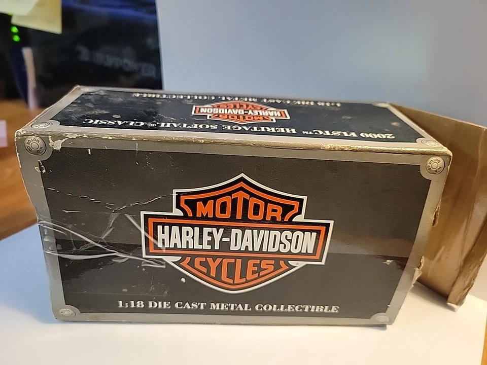 Harley-Davidson 2000 FLSTC Heritage Softail Classic Die-Cast Motorcycle Maisto - Image 3 of 3