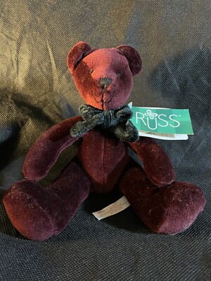 RUSS BERRIE BÄR - RAZZLES - HANDGEFERTIGTER TEDDYBÄR WEINROT MIT SCHWARZER SCHLEIFE.