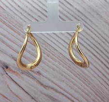 Wavy Minimalist Hoop Earrings In 18k In Yellow Gold.