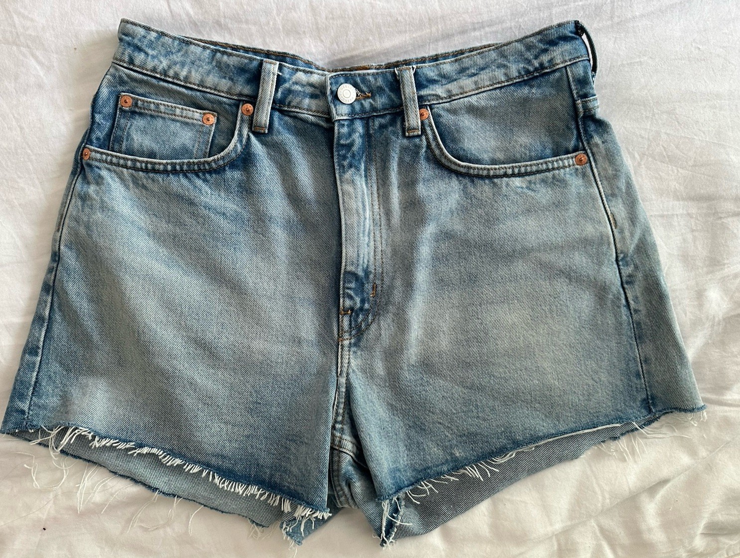 FILA Pantaloncini da donna Weekday Rowe in denim a vita alta con orlo grezzo in blu chiaro UK W32