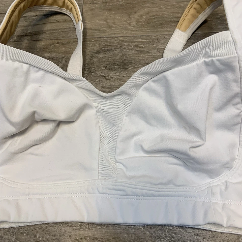 Lululemon Ta Ta Tamer LL Sports Bra Size 36 C White Athleisure Logo - Image 3 of 4