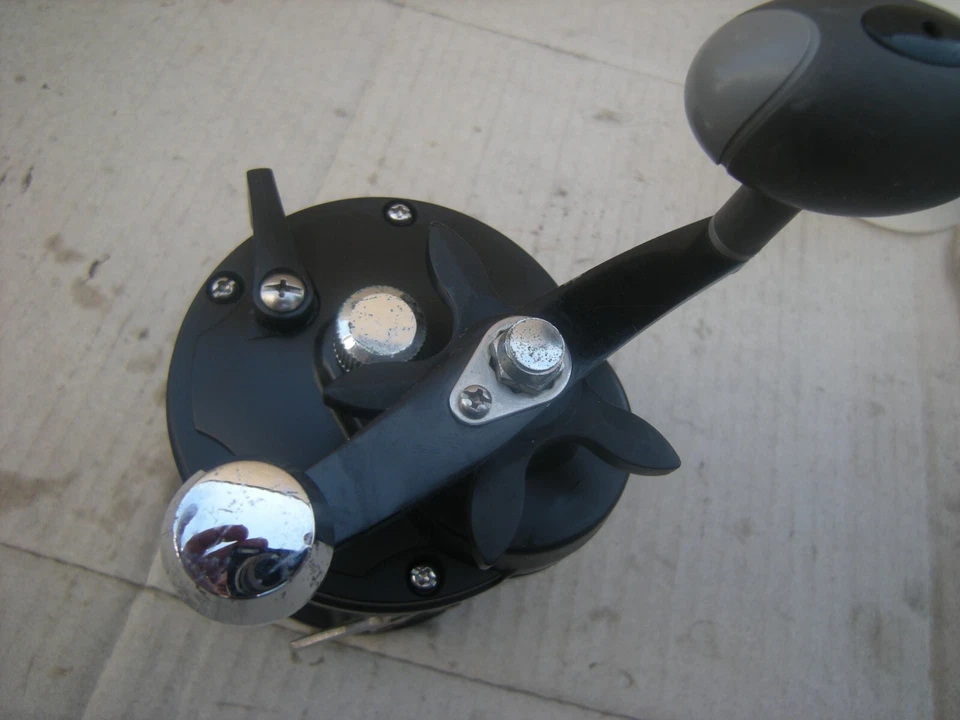 Carrete de pesca convencional Shakespeare Ugly Stik modelo AR30LA0 Levelwind Foto 4 de 4