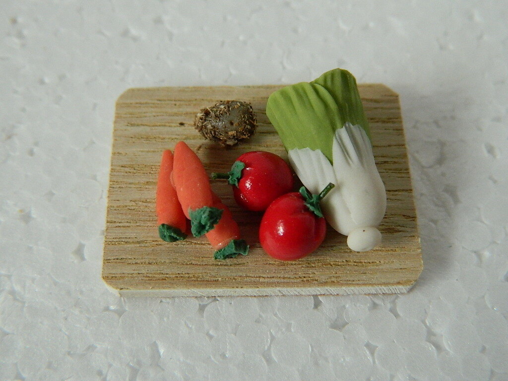 (F7)  1/12th SCALE DOLLS HOUSE CHOPPING BOARD WITH VEGETABLES - FIXED * REDUCED*