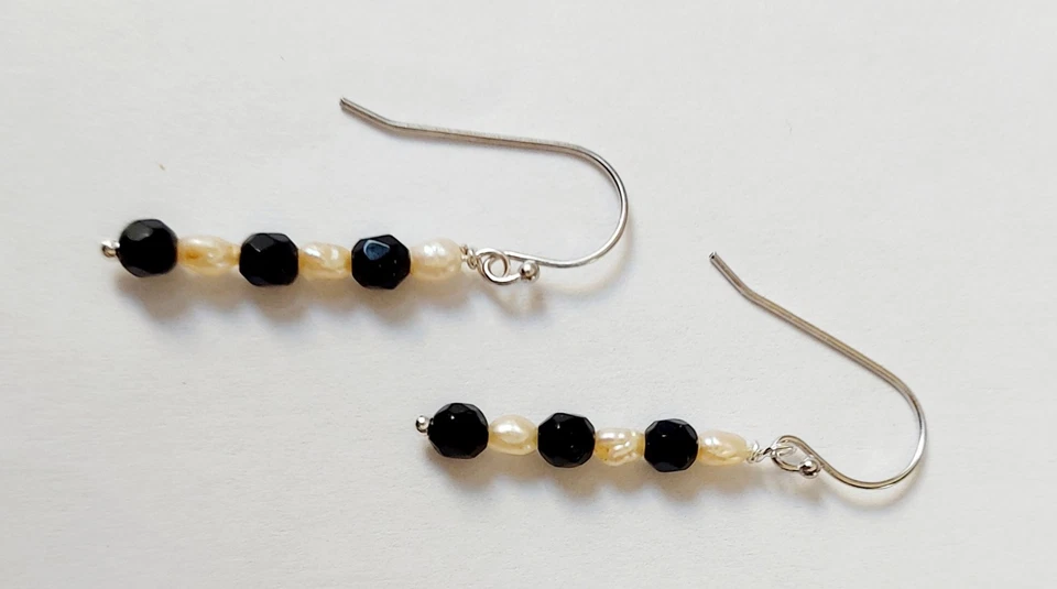 Orecchini pendenti in argento 925 con pietre onice e perle idea regalo natale - Immagine 3 di 4