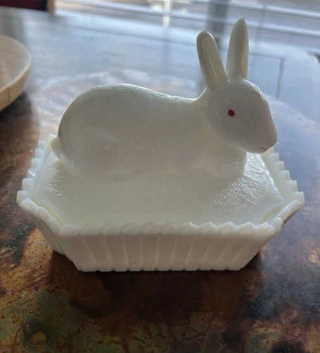 Beautiful Vintage Westmoreland Milk Glass Rabbit Covered Dish