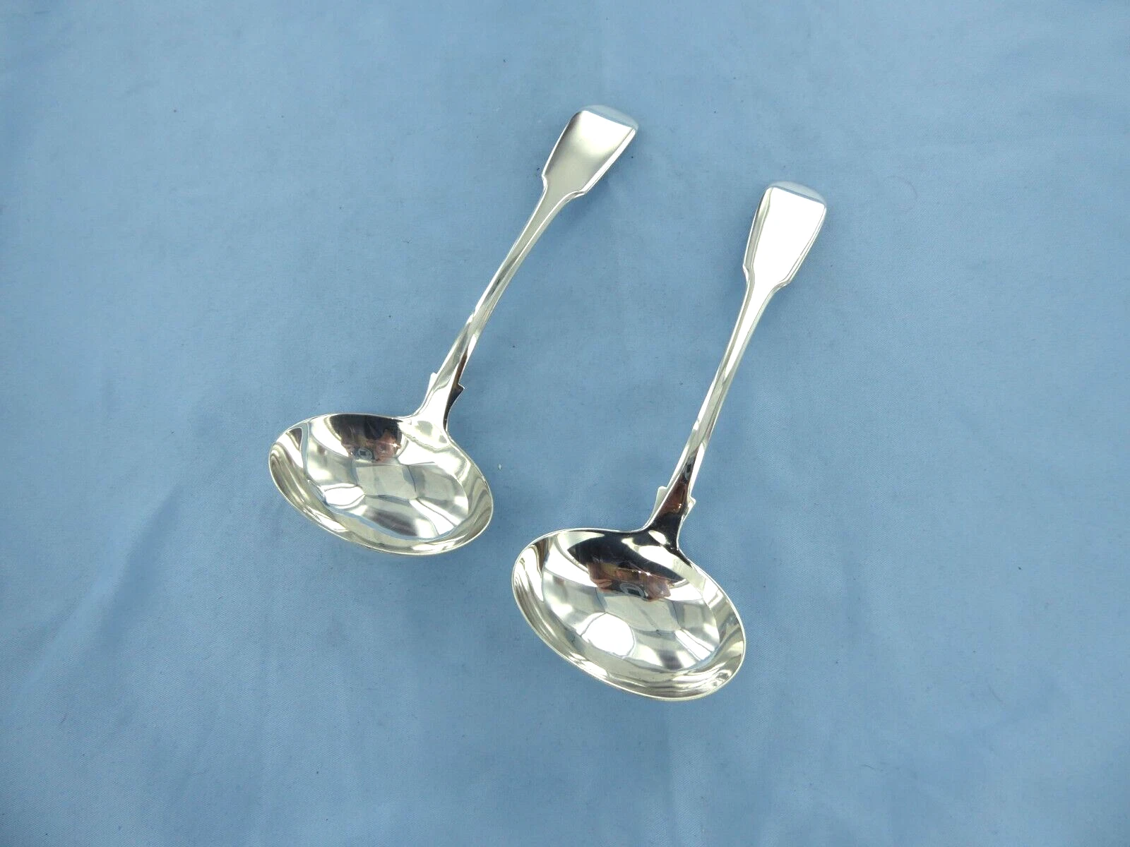 AN ANTIQUE PAIR OF STERLING SILVER FIDDLE BACK SAUCE LADLES. NEWCASTLE 1814.
Opens in a new window o