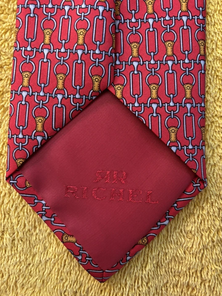 Corbata Richel 100% Seda España Roja con Estampado Geométrico Ecuestre 3.5"W Usada en Excelente Condición Foto 4 de 4