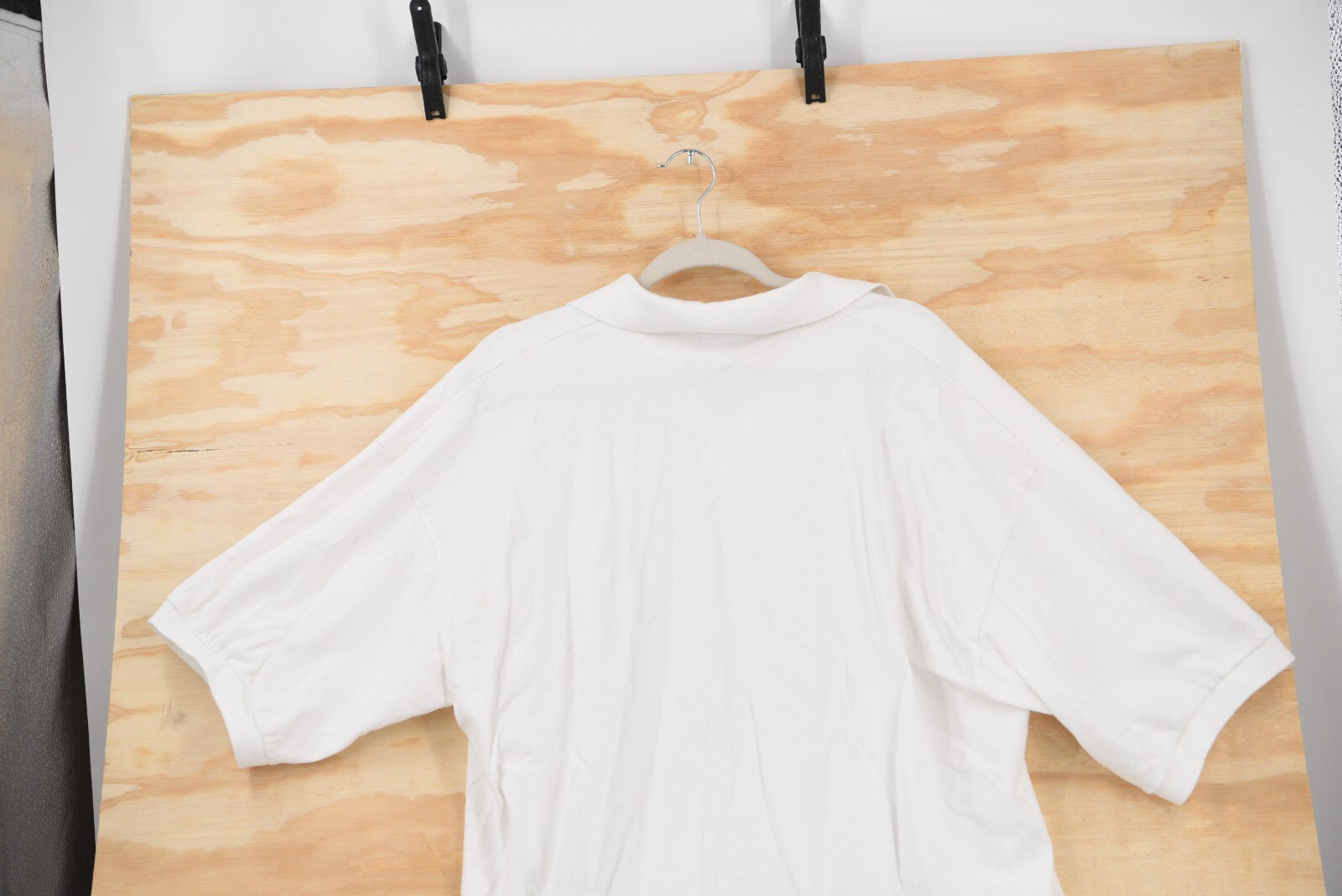 White vintage Harley-Davidson Sturgis 2002 men’s 2XL polo shirt with short sleeves, displayed on a wooden background.