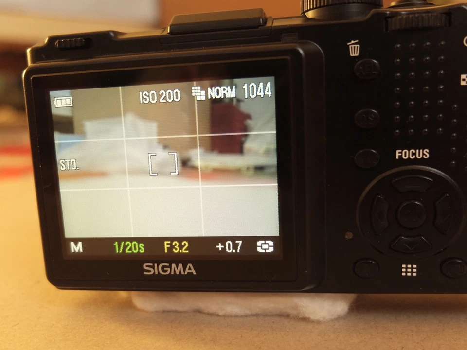 *NEUWERTIG* Sigma DP2  Point &  kompakte Digitalkamera/APS-C Sensor - Bild 3 von 4